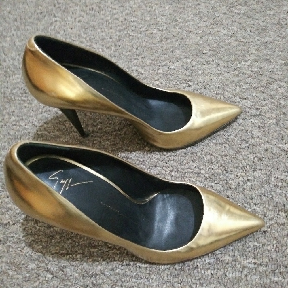 Giuseppe zanotti women's gold mirrored pump